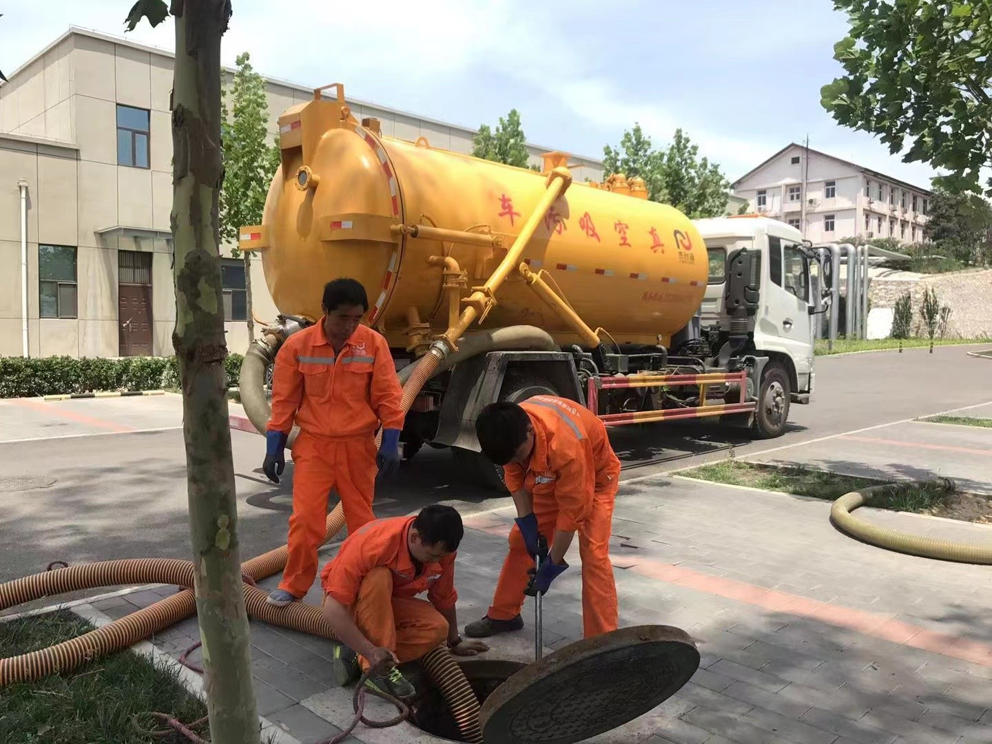 铜山管道疏通车停在窨井附近