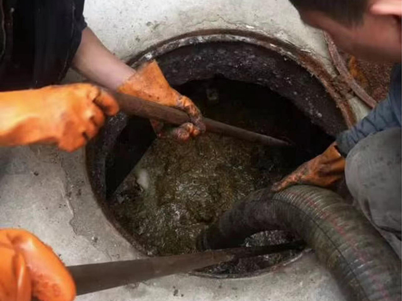 铜山清理化粪池时如何避免沼气的危害？